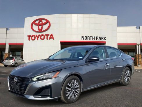 Used 2025 Nissan Altima 2.5 SV image 1