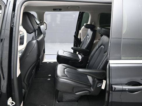 Used 2024 Chrysler Pacifica Touring-L FWD image 11