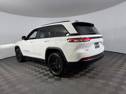 Used 2024 Jeep Grand Cherokee Altitude AWD/4WD image 10