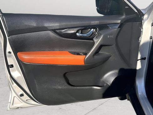 Used 2018 Nissan Rogue SL w/ Premium Package image 22