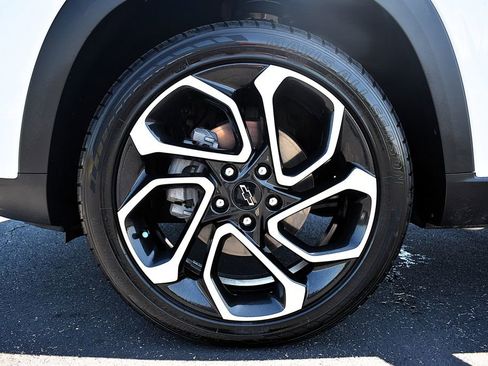 Used 2024 Chevrolet Trax RS w/ Sunroof Package FWD image 11