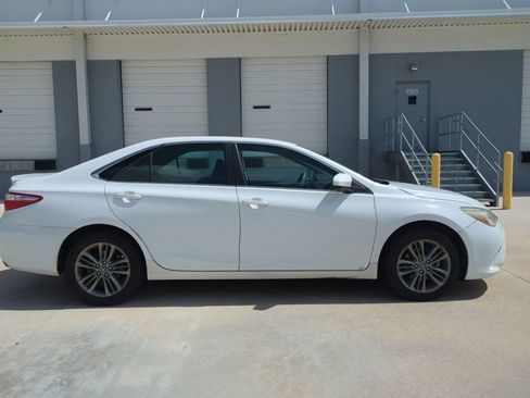 Used 2017 Toyota Camry SE FWD image 4
