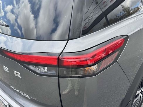 Used 2024 Nissan Pathfinder Platinum image 11