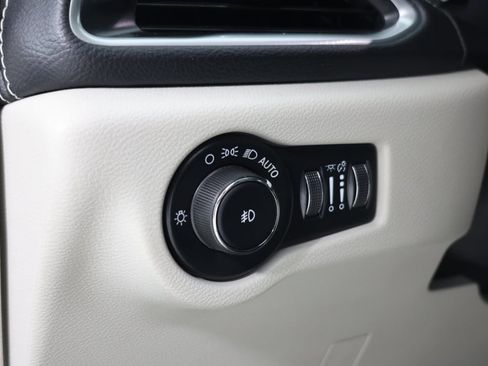 Used 2022 Chrysler Pacifica Limited image 24