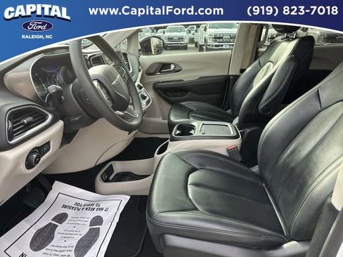 Used 2024 Chrysler Pacifica Touring-L image 17