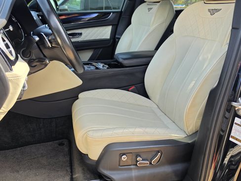 Used 2017 Bentley Bentayga AWD/4WD image 27