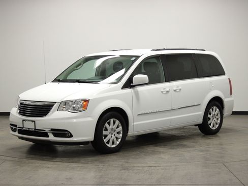 Used 2014 Chrysler Town & Country Touring image 4
