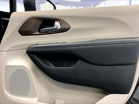 Used 2022 Chrysler Voyager LX image 23