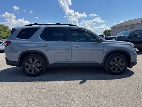 Used 2025 Honda Pilot Sport image 5