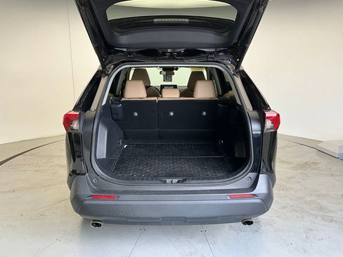 Used 2019 Toyota RAV4 XLE Premium w/ Cold Weather Package FWD image 5