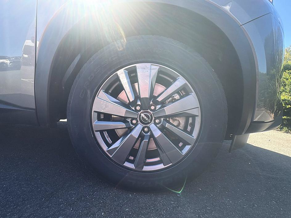 Certified 2025 Nissan Pathfinder SV FWD image 9