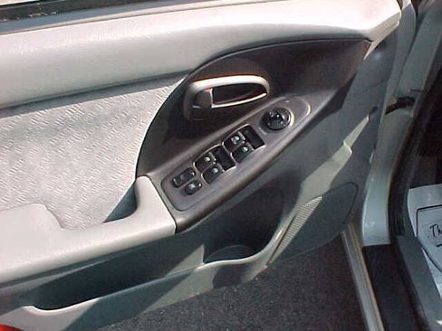 Used 2005 Hyundai Elantra GLS FWD image 28