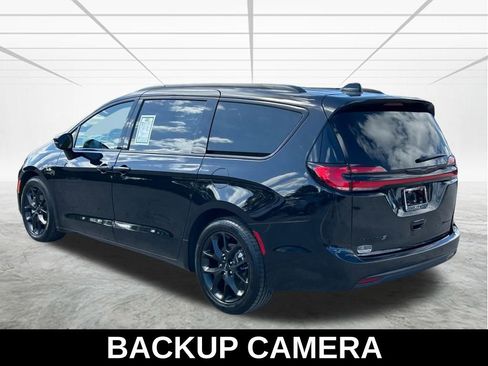 Used 2025 Chrysler Pacifica Limited image 4