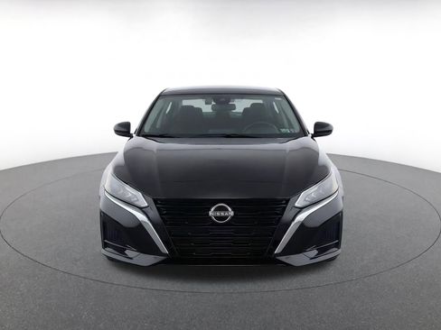 Used 2025 Nissan Altima 2.5 SV FWD image 2