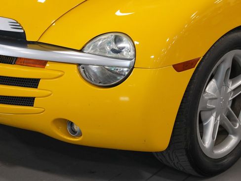 Used 2004 Chevrolet SSR w/ Preferred Equipment Group image 40