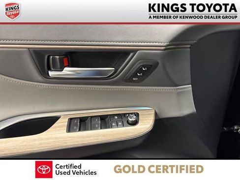Certified 2024 Toyota Venza XLE image 28