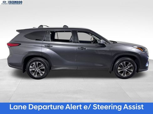 Used 2022 Toyota Highlander XLE FWD image 6