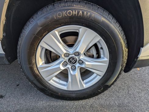 Used 2021 Toyota RAV4 XLE w/ Convenience Package image 12