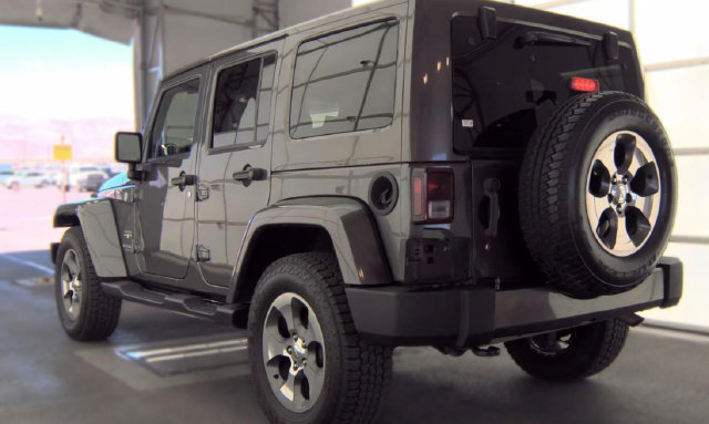 Used 2017 Jeep Wrangler Unlimited Sahara w/ Connectivity Group AWD/4WD image 8