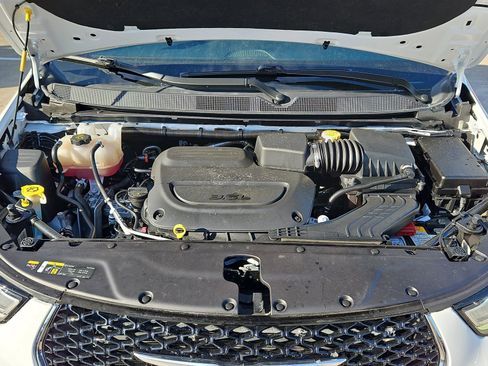 Used 2024 Chrysler Pacifica Touring image 10