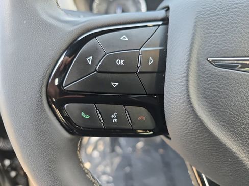 Used 2024 Chrysler Pacifica Touring FWD image 18