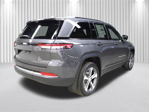 New 2025 Jeep Grand Cherokee Limited w/ Luxury Tech Group II image 3