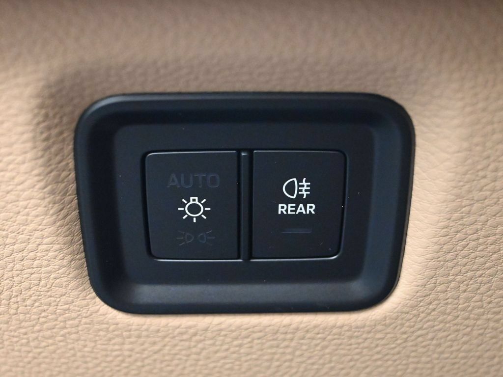 Used 2026 Porsche Cayenne AWD/4WD image 25
