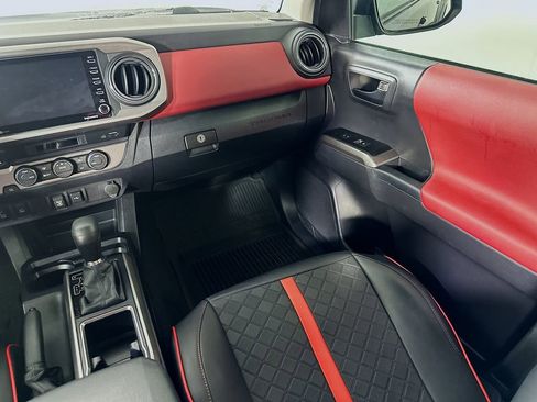 Used 2022 Toyota Tacoma SR5 w/ Technology Package image 19