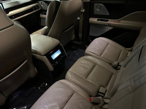 Used 2020 Lincoln Aviator Reserve w/ Equipment Group 202A image 12