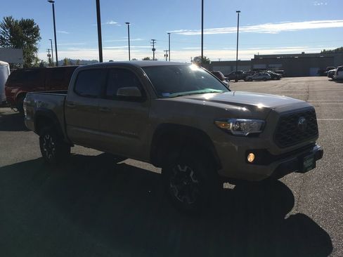 Used 2020 Toyota Tacoma TRD Off-Road AWD/4WD image 9