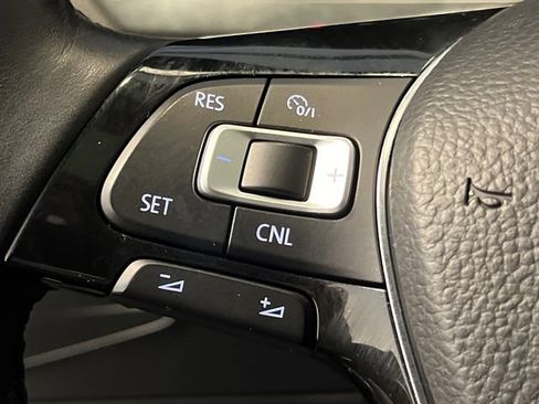Used 2018 Volkswagen Tiguan SE w/ Panoramic Sunroof Package FWD image 20