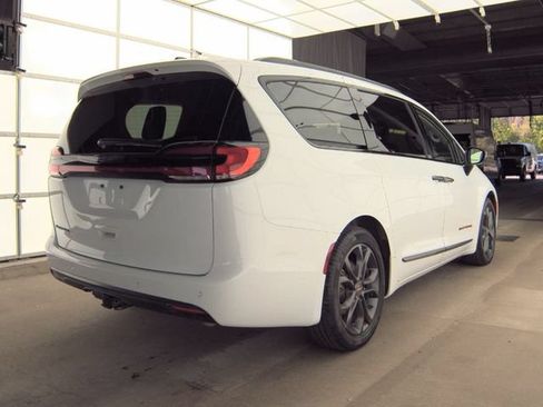 Used 2024 Chrysler Pacifica Touring-L w/ Road Tripper Package FWD image 5