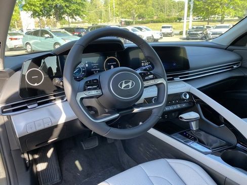 New 2025 Hyundai Elantra Limited image 9