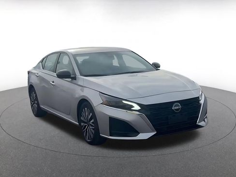 Used 2024 Nissan Altima 2.5 SV image 3