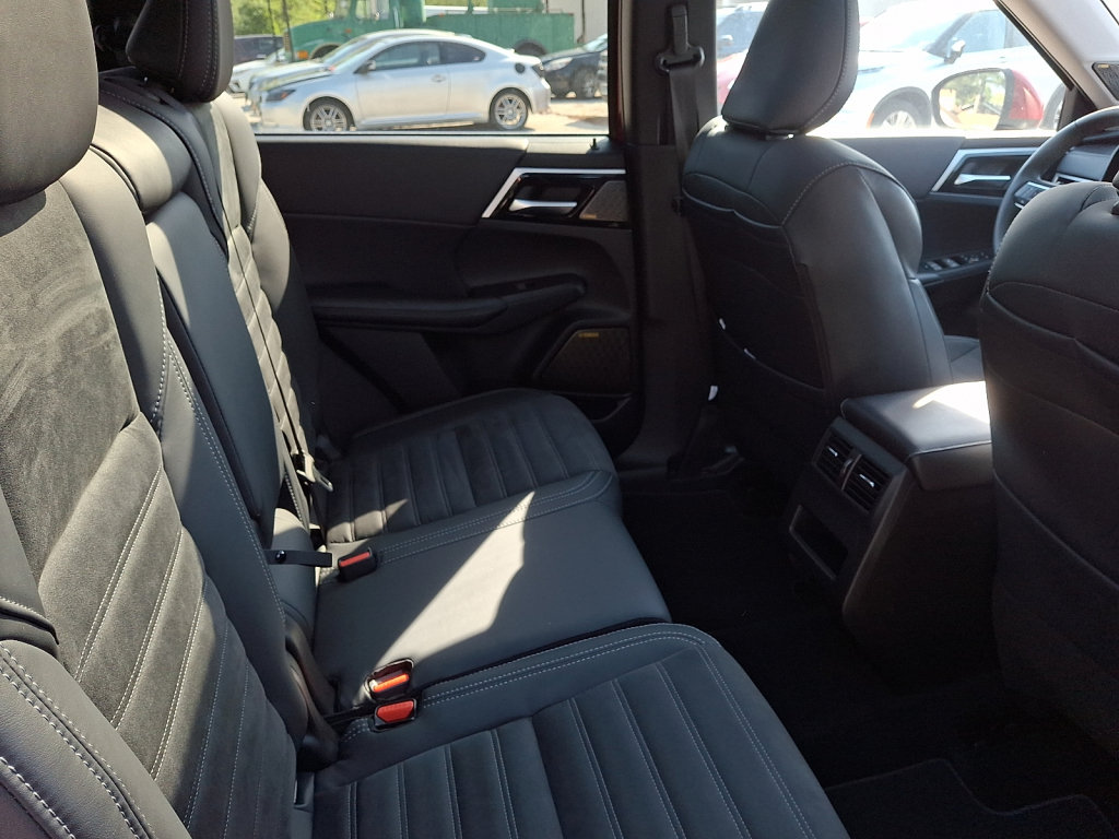 Used 2025 Mitsubishi Outlander SE AWD/4WD image 15