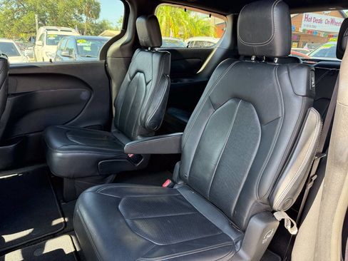 Used 2020 Chrysler Pacifica Touring-L AWD/4WD image 21