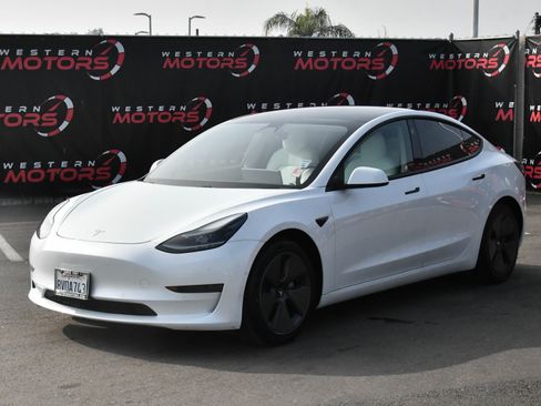 Used 2021 Tesla Model 3 Standard Range Plus image 3