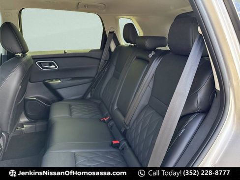 Used 2025 Nissan Rogue Platinum w/ Tech Package image 30