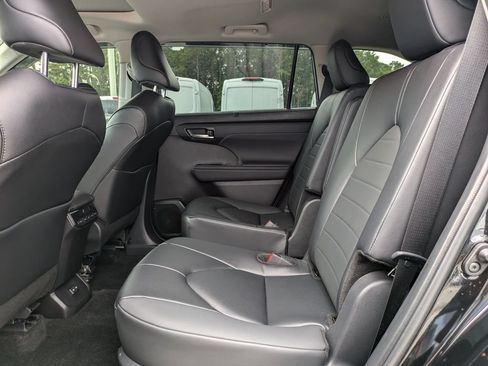 Used 2024 Toyota Highlander XLE FWD image 16