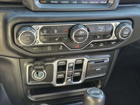 Used 2021 Jeep Wrangler Unlimited Sahara image 25