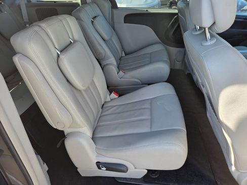 Used 2014 Chrysler Town & Country Touring w/ Driver Convenience Group FWD image 12