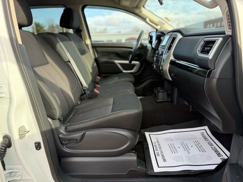 Used 2018 Nissan Titan SV image 23