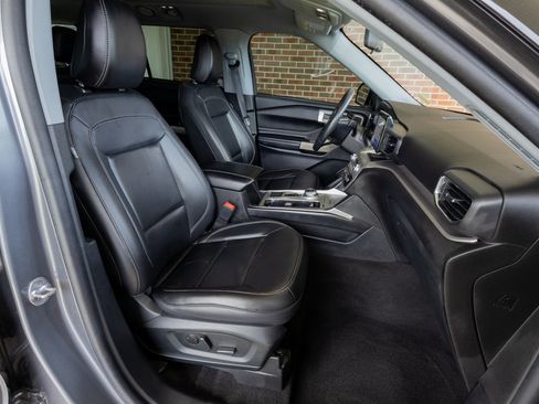 Used 2022 Ford Explorer XLT w/ Equipment Group 202A image 21