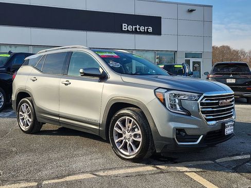 Used 2023 GMC Terrain SLT image 1