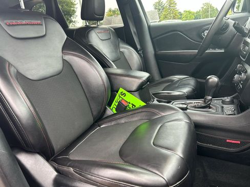 Used 2020 Jeep Cherokee Trailhawk AWD/4WD image 26