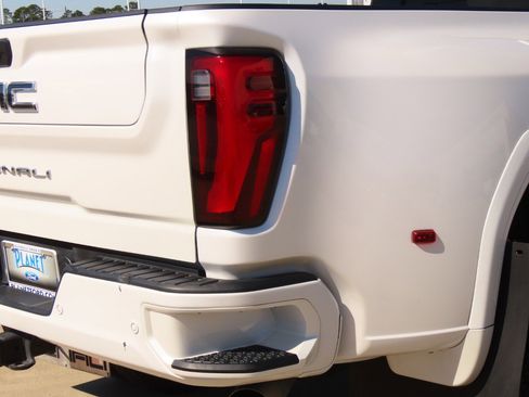 Used 2024 GMC Sierra 3500 Denali Ultimate AWD/4WD image 12