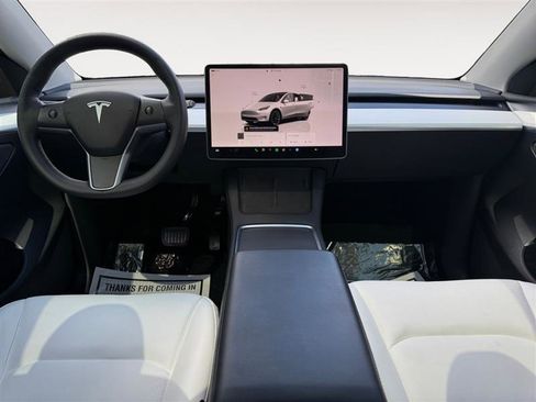 Used 2022 Tesla Model Y Long Range image 11