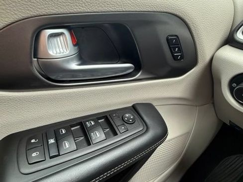Used 2024 Chrysler Pacifica Touring-L FWD image 14