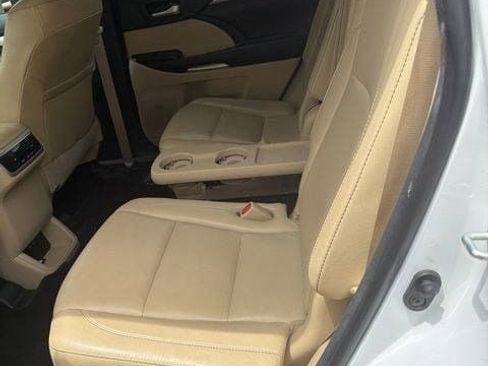 Used 2018 Toyota Highlander XLE AWD/4WD image 3