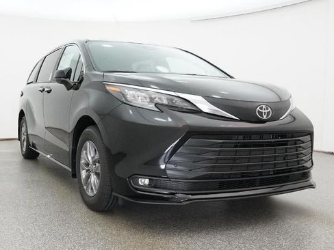 New 2026 Toyota Sienna XLE FWD image 30